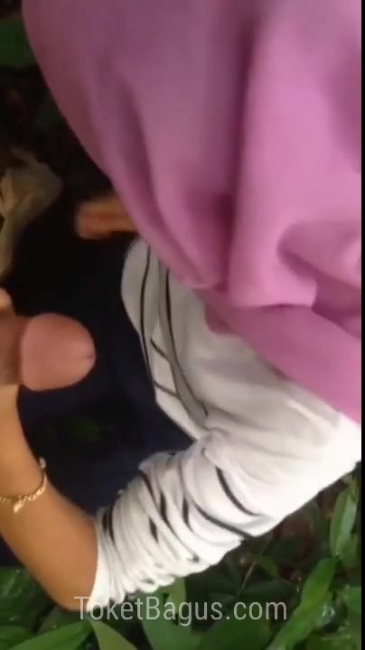Ukhti Dipaksa Sepong Kontol Ayang Di Hutan Malah Muntah