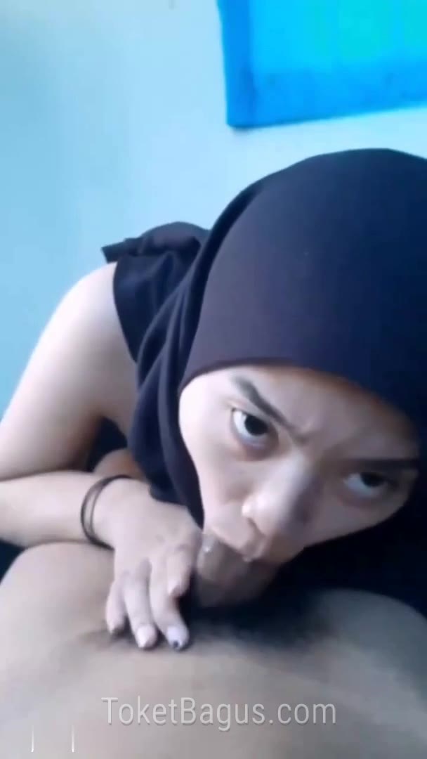 Hijab Hitam Keenakan Dientot Kontol Gede