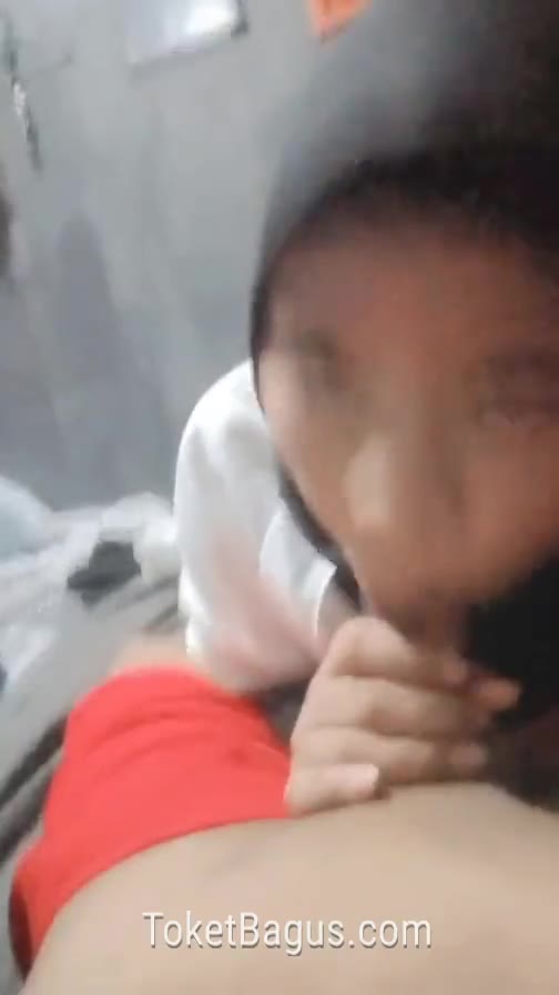 Kakak Jilbab Sepongin Kontol Adik Crot Dimulut