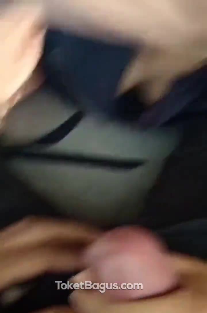 Adek Berhijab Yang Manis Lagi Pengen Sepong Kontol